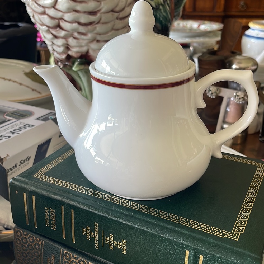 Dudson Fine China Made in Stoke-on-Trent England white porcelain tea pot 7” by 7